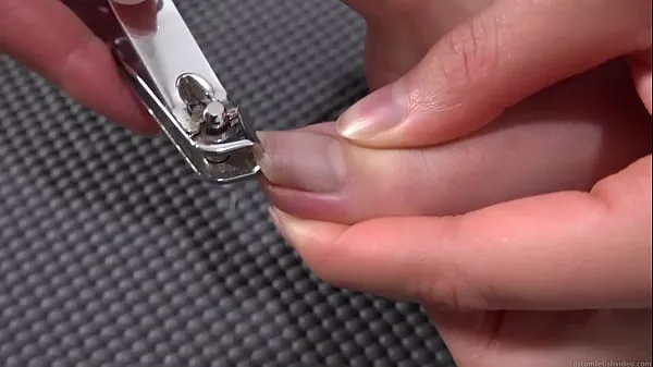 Woman cutting toenails Tiub hangat besar