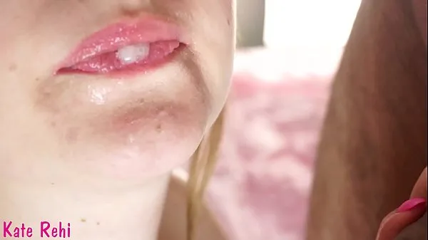 Sucking dick close-up, cum on tongue Tabung hangat yang besar