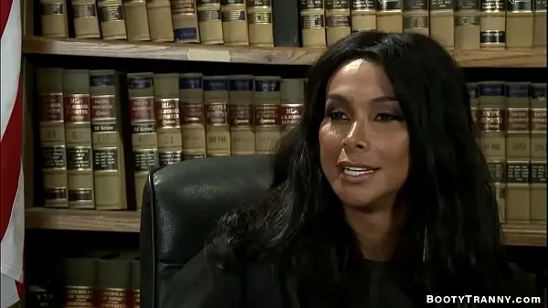 Stort Latina shemale judge fucks offender varmt rør