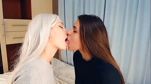 TWO BEAUTIFULS GIRLS FRENCH KISS WITH LOVE Tabung hangat yang besar
