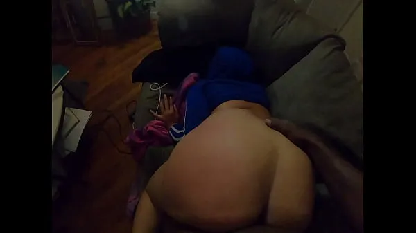 Stort Pounding my roommates big booty wife on the counch varmt rör
