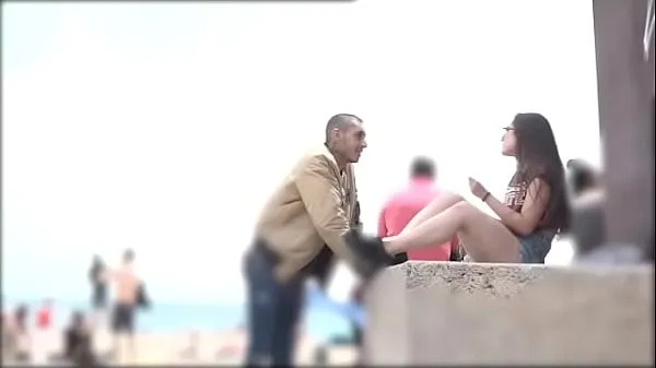 Stort He proves he can pick any girl at the Barcelona beach varmt rør