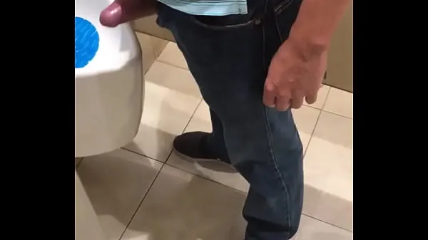 Suuri Lord shows me his cock in the bathrooms lämmin putki