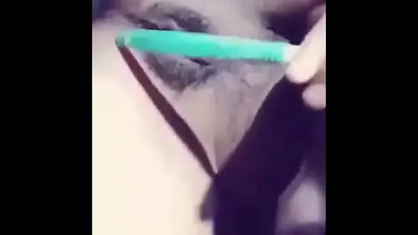 大きなTeen Masturbation using tooth brush温かいチューブ