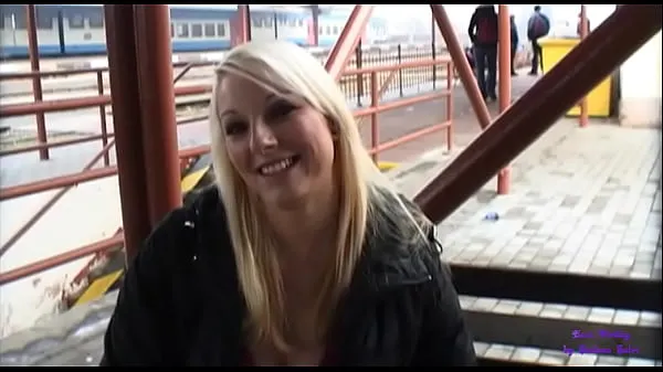 Grote A young blonde in exchange for money gets touched and buggered in an underpass warme buis
