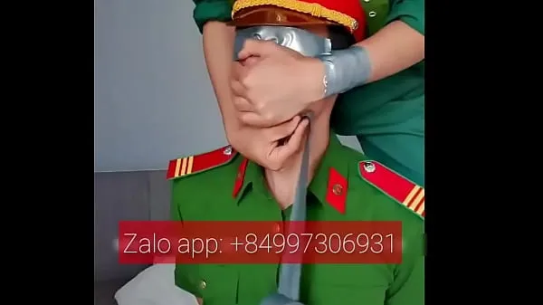Stort and a Vietnamese policeman varmt rør