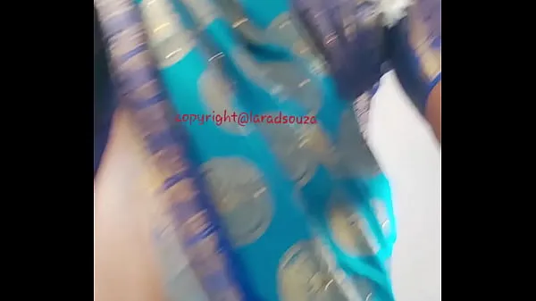 Stort Indian beautiful crossdresser model in blue saree varmt rör