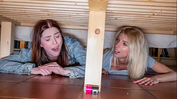 Stort Pervert Young Guy Fucks His Stepmom and Stepsis Stuck Under The Bed varmt rør