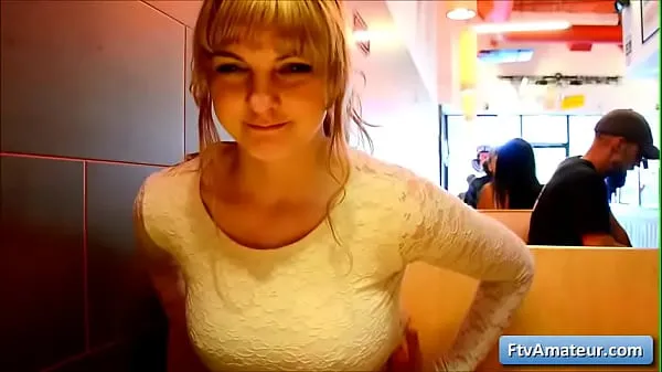 Sexy natural big tit blonde amateur teen Alyssa flash her big boobs in a diner أنبوب دافئ كبير