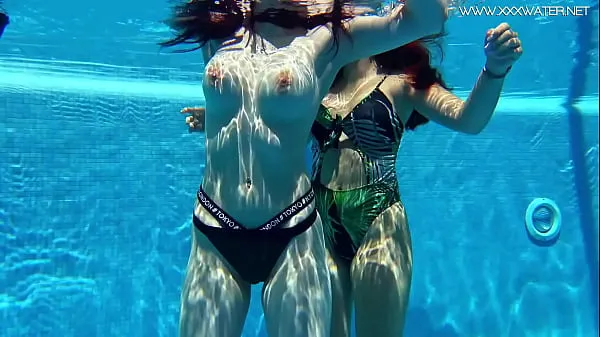 Stort Sexy babes with big tits swim underwater in the pool varmt rør