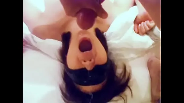 Большая Японская эякуляция в рот в любительском видео теплая трубка