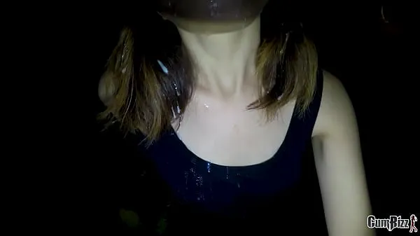 Ống ấm áp Asian teen quickly finish up her public blowbang before curfew lớn