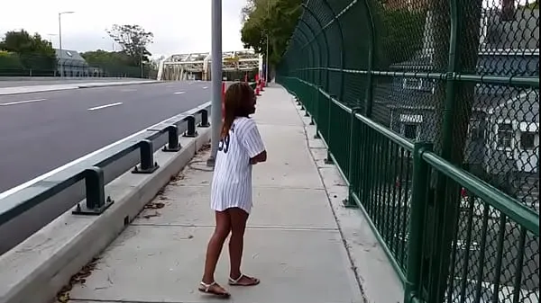 Stort Black Woman Naked in Public varmt rør