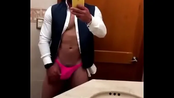 Große Delicious man in pink bikiniwarme Röhre
