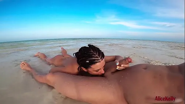 Nude Cutie Public Blowjob Big Dick and Swallows Cum on the Sea Beach Tabung hangat yang besar
