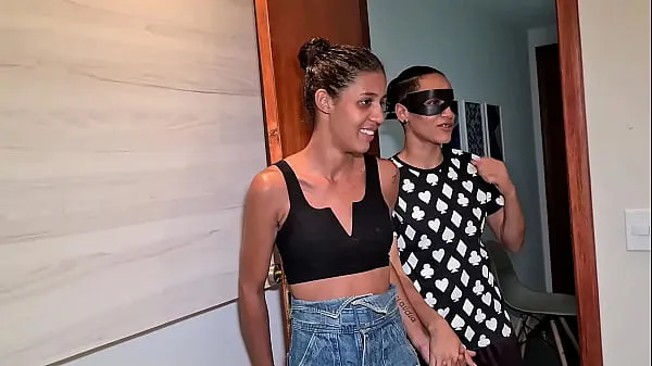 大Brazilian lesb girl present her teen girlfriend with a group sex and can´t just look it - Trailler暖管
