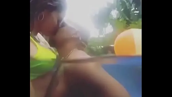 Stort Anitta making out at the pool varmt rör