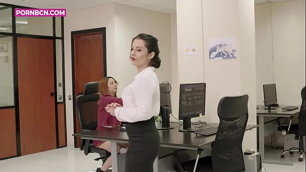 The mature boss of the office fucking ANAL with the new young BECARIO. Bianka Blue spanish milf FULL HERE أنبوب دافئ كبير