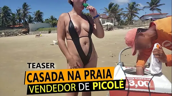 Grande Casada Safada de Maio slapped in the ass showing off to an cream seller on the northeast beach tubo quente