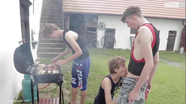 Nagy Friends go out for a barbecue and end up fucking bareback meleg cső