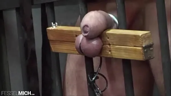 ใหญ่ CBT testicle with testicle pillory tied up in the cage whipped d in the cell slave interrogation torment torment ท่ออุ่น
