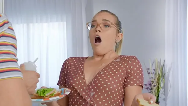 She Likes Her Cock In The Kitchen / Brazzers scene from أنبوب دافئ كبير