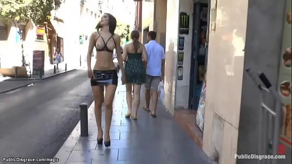 Stort Bare boobs slut walking in public varmt rør