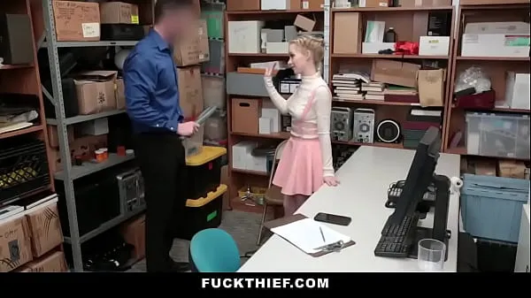 Stort Shoplifter Teen Fucked In Security Room As Punishment varmt rør