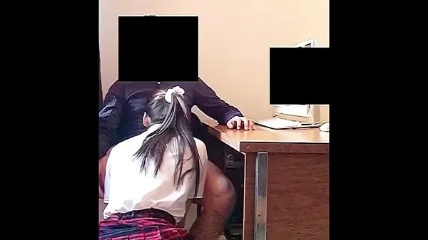 Stort Teen SUCKS his Teacher’s Dick in the Office for a Better Grades! Real Amateur Sex varmt rør