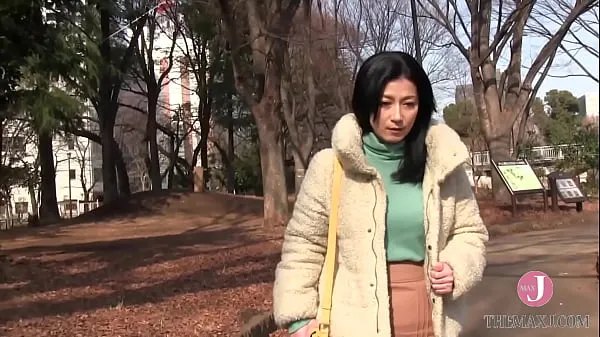 Duża Unfulfilled Japanese milf with glamorous body satisfies herself with sex toys ciepła tuba