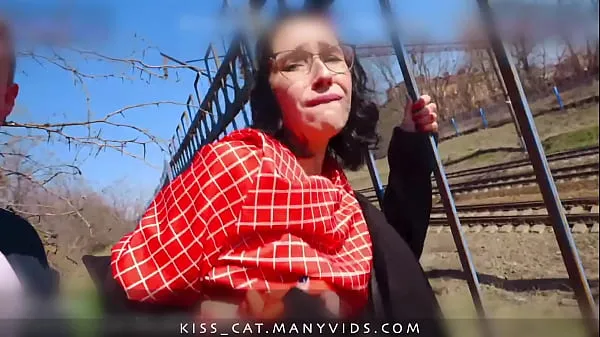 Gran Caminemos en la naturaleza - Agente público recoge a estudiante ruso para follar al aire libre real / besar gato 4ktubo caliente