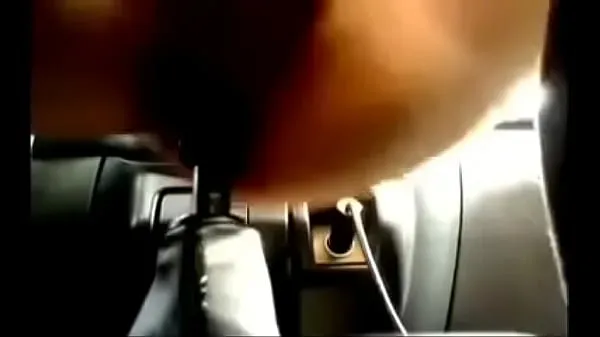 Grote crazy girl enjoys masturbating with the gear stick warme buis