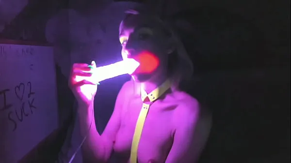 Grote kelly copperfield deepthroats LED glowing dildo on webcam warme buis