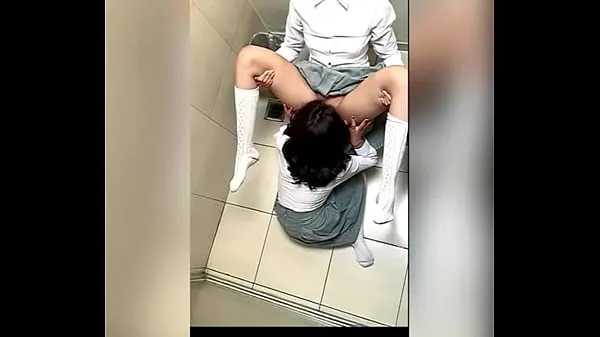 Veľká Two Lesbian Students Fucking in the School Bathroom! Pussy Licking Between School Friends! Real Amateur Sex! Cute Hot Latinas teplá trubica