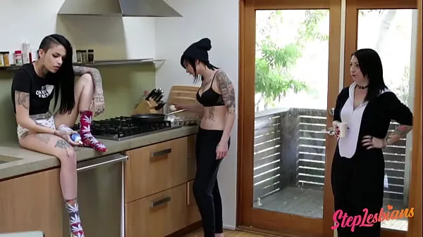 Emo Nikki Hearts And Leigh Raven Love To Try A Strap-On أنبوب دافئ كبير