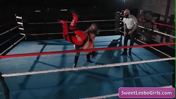 Stort Sexy lesbian wrestlers Ariel X, Sinn Sage fighting in the ring and make out varmt rør