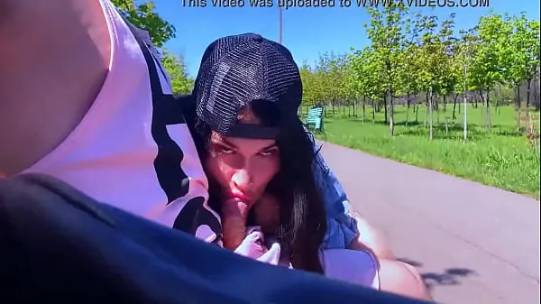 Velika Blowjob challenge in public to a stranger, the guy thought it was prank topla cev