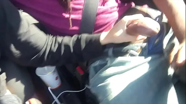 Velká Lesbian Gives Friend Handjob In Car teplá trubice