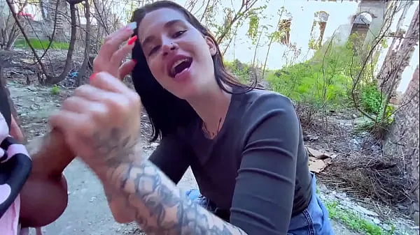 Sucking in public outdoors near people and getting hot sticky cum in her mouth أنبوب دافئ كبير
