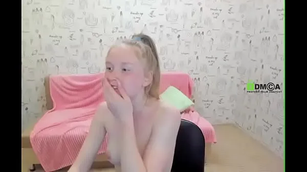 Stort Young girl sucking lollipop varmt rör