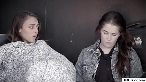 Velká Homeless girls find a sugar - Gia Derza, Evelyn Claire teplá trubice
