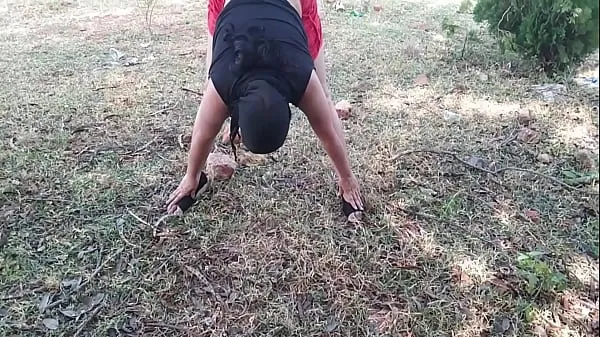 Gran Indio musulmán bhabhi al aire libre público haciendo yoga desnudo arriesgado solo meandotubo caliente