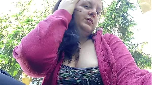 Velika Nicoletta smokes in a public garden and shows you her big tits by pulling them out of her shirt topla cev