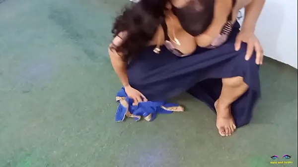 Suuri Indian erotic hot maid caught when cleaning room while dancing nacked homemade lämmin putki