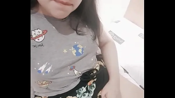 Cute petite girl records a video masturbating - Hana Lily Tabung hangat yang besar
