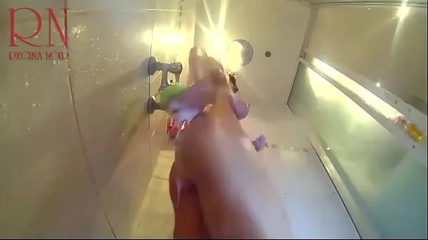 큰 Voyeur camera in the shower. A young nude girl in the shower is washed with soap 따뜻한 튜브