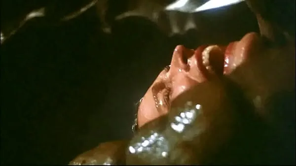 Galaxy Of Terror Worm Sex Scene 16A: It lifted her hips up high for its deeper penetration أنبوب دافئ كبير