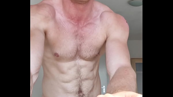 Bodybuilder do muscleworship and masturbate Tabung hangat yang besar