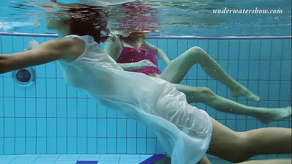 Stort Underwater swimming pool lesbians Lera and Sima Lastova varmt rør