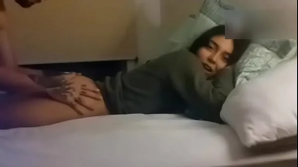 Stort BLOWJOB UNDER THE SHEETS - TEEN ANAL DOGGYSTYLE SEX varmt rør